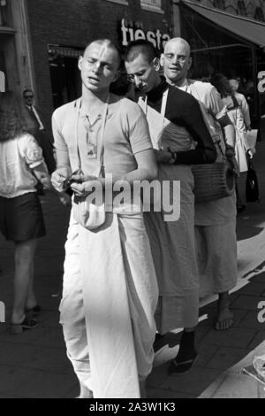 Lobpreisend trommelnd Singend, und bewegen sich durch die Jünger Hare Krishna Straßen von Amsterdam, Pays-Bas 1971. Le chant, l'éloge et de tambour Hare Krisha disciples la danse à travers les rues d'Amsterdam, Pays-Bas, 1971. Banque D'Images