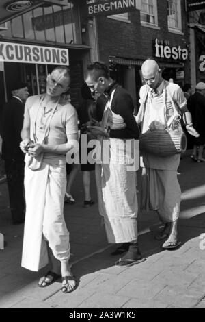 Lobpreisend trommelnd Singend, und bewegen sich durch die Jünger Hare Krishna Straßen von Amsterdam, Pays-Bas 1971. Le chant, l'éloge et de tambour Hare Krisha disciples la danse à travers les rues d'Amsterdam, Pays-Bas, 1971. Banque D'Images