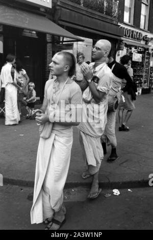 Lobpreisend trommelnd Singend, und bewegen sich durch die Jünger Hare Krishna Straßen von Amsterdam, Pays-Bas 1971. Le chant, l'éloge et de tambour Hare Krisha disciples la danse à travers les rues d'Amsterdam, Pays-Bas, 1971. Banque D'Images