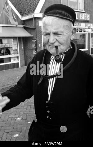 Älterer Herr dans landestypischer Tracht à Volendam, feuilles en 1971. Les hommes portant le tableau typique à la ville de Volendam, Pays-Bas 1971. Banque D'Images