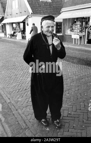 Älterer Herr dans landestypischer Tracht à Volendam, feuilles en 1971. Les hommes portant le tableau typique à la ville de Volendam, Pays-Bas 1971. Banque D'Images