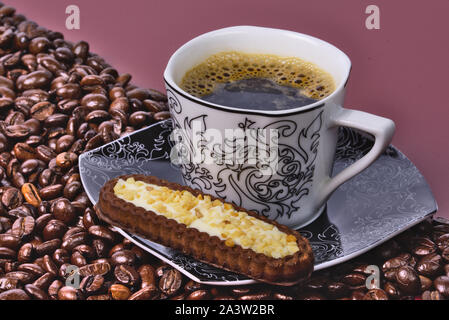 Tasse de café avec des haricots et les cookies Banque D'Images