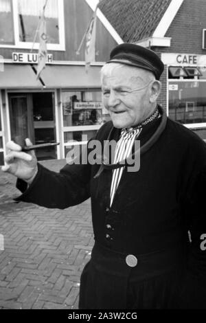 Älterer Herr dans landestypischer Tracht à Volendam, feuilles en 1971. Les hommes portant le tableau typique à la ville de Volendam, Pays-Bas 1971. Banque D'Images