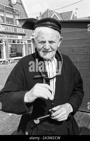 Älterer Herr dans landestypischer Tracht à Volendam, feuilles en 1971. Les hommes portant le tableau typique à la ville de Volendam, Pays-Bas 1971. Banque D'Images