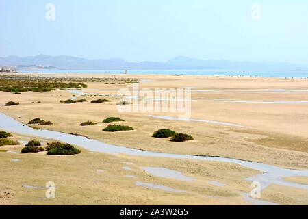 Vue sur la plage de Sotavento lagunes avec près de Costa Calma village resort à Fuerteventura, Espagne. Banque D'Images