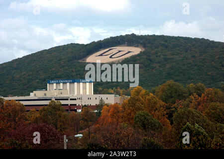 LU (Université Liberty) monogramme sur Liberty Mountain vu au-dessus de la LU Campus dans la région de Lynchburg, Virginie, USA Banque D'Images