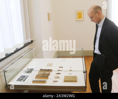 10 octobre 2019, la Thuringe, Altenburg : Roland Krischke, directeur de l'Lindenau Museum, ressemble à une vitrine d'exposition avec des collections d'arbres divers lors de la conférence de presse pour l'exposition 'herman de vries - tous tous werke 1957 -. Gerhard Altenbourg 2019 Le prix rend hommage à Herman de Vries, né en 1931 à Alkmaar, Pays-Bas. Son travail inclut des peintures, des collages, des graphiques, du texte, des images, des sculptures, des livres d'artistes et d'installations pour l'espace public. Il sera également la dernière exposition en 2019 avant la fermeture et rénovation générale du musée depuis plusieurs années. Photo : Bodo Sch Banque D'Images