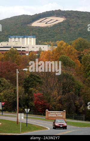 LU (Université Liberty) monogramme sur Liberty Mountain vu au-dessus de la LU Campus dans la région de Lynchburg, Virginie, USA Banque D'Images