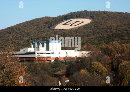 LU (Université Liberty) monogramme sur Liberty Mountain vu au-dessus de la LU Campus dans la région de Lynchburg, Virginie, USA Banque D'Images