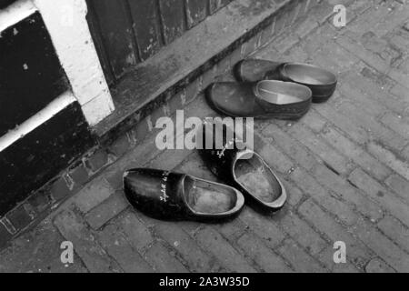 Holzschuhe vor einer Haustür sabots und im Dorf mit Marken, feuilles en 1971. Des chaussures en bois en face d'une porte dans le village sur l'île de Marken, Pays-Bas 1971. Banque D'Images