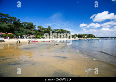 Le village de L'herbe (sud-ouest de la France) dans le bassin d'Arcachon, dans la ville de Lege-Cap-Ferret : : plage et maisons au bord de l'eau Banque D'Images