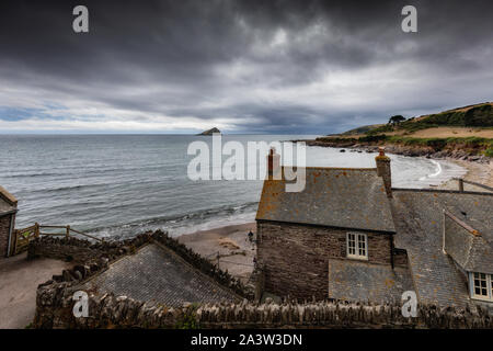 A 150 ans, ancien moulin à eau qui donne sur la plage à Wembury, près de Plymouth, Devon. La roche dans la distance est la grande pierre Mew. Banque D'Images