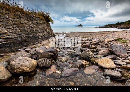 Wembury plage, près de Plymouth, Devon. La roche dans la distance est la grande pierre Mew. Cette partie de la côte est la propriété du National Trust. Banque D'Images