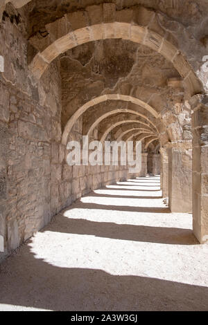 Belle vue de l'un des couloirs voûtés de l'amphithéâtre romain, Aspendos, une attraction touristique à Antalya, Turquie. Beau texte de pierre Banque D'Images