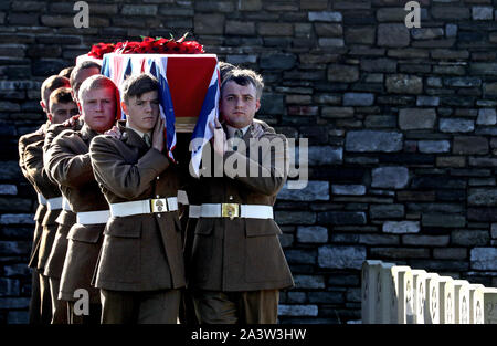 Cercueils arrivent pour un enterrement à la Commonwealth War Graves Commission Cimetière militaire de Wytschaete, près d'Ypres, en Belgique, de 13 soldats inconnus qui sont morts en Belgique dans la Première Guerre mondiale. Banque D'Images