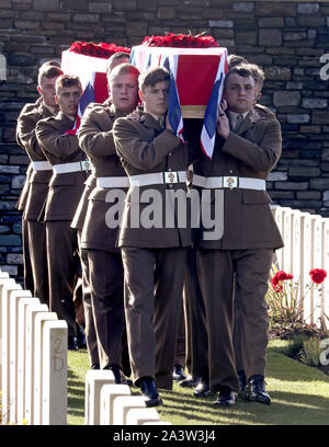 Cercueils arrivent pour un enterrement à la Commonwealth War Graves Commission Cimetière militaire de Wytschaete, près d'Ypres, en Belgique, de 13 soldats inconnus qui sont morts en Belgique dans la Première Guerre mondiale. Banque D'Images