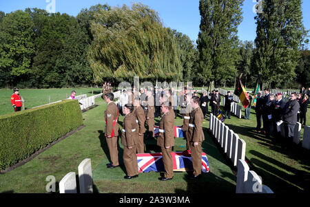 Cercueils arrivent pour un enterrement à la Commonwealth War Graves Commission Cimetière militaire de Wytschaete, près d'Ypres, en Belgique, de 13 soldats inconnus qui sont morts en Belgique dans la Première Guerre mondiale. Banque D'Images