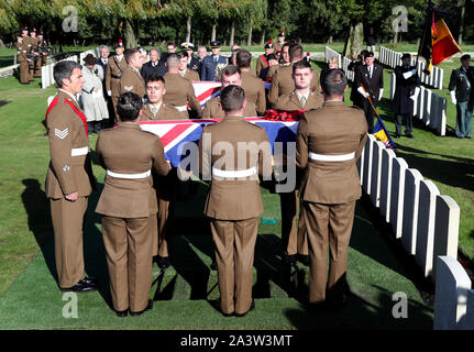 Cercueils arrivent pour un enterrement à la Commonwealth War Graves Commission Cimetière militaire de Wytschaete, près d'Ypres, en Belgique, de 13 soldats inconnus qui sont morts en Belgique dans la Première Guerre mondiale. Banque D'Images