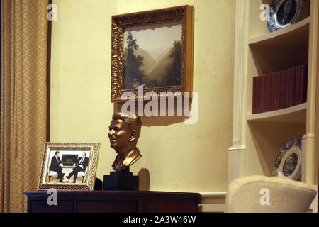 Réplique du bureau ovale, l'espace de bureau de travail du président des États-Unis à Washington DC, USA. Buste du président Ronald Reagan. Banque D'Images