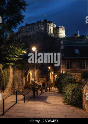 Crépuscule tourné d'Édimbourg Château vu de l'Vennel, Édimbourg, Écosse Banque D'Images