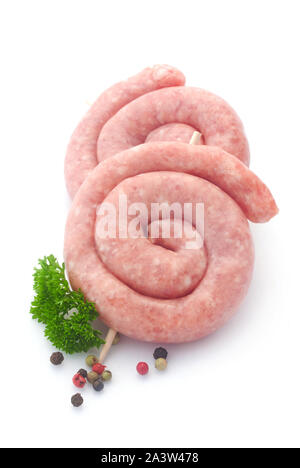 Spirale Raw Bratwurst Isolated On White Banque D'Images