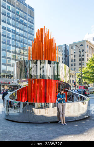 Montréal, Canada - 14 septembre 2017 : La sculpture de la flamme olympique sur la plaza de la siège de l'olympique canadien au centre-ville de Montréal, Rene-Leves Banque D'Images