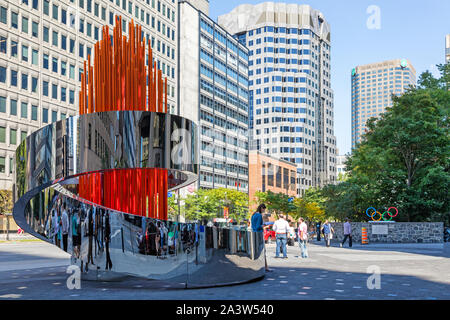 Montréal, Canada - 14 septembre 2017 : La sculpture de la flamme olympique sur la plaza de la siège de l'olympique canadien au centre-ville de Montréal, Rene-Leves Banque D'Images