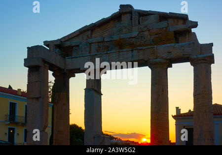 Silhouette de la porte d'Athéna Archegetis au Forum Romain à Athènes au coucher du soleil, la Grèce. Coucher du soleil grec Banque D'Images