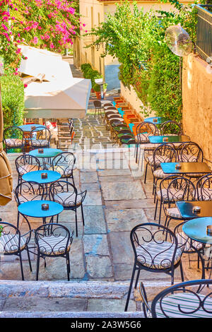 Café de la rue dans l'escalier dans quartier de Plaka à Athènes, Grèce Banque D'Images