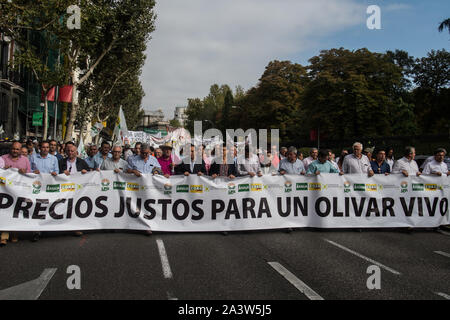 Madrid, Espagne. 10 octobre, 2019. Producteurs d'huile d'olive marche pour le ministère de l'Agriculture pour dénoncer les bas prix de l'huile d'olive et contre le tarif de 25 pour cent que l'espagnol olives et huile d'olive fera face aux États-Unis. Banner se lit "des prix équitables pour une vie d'oliviers'. Credit : Marcos del Mazo/Alamy Live News Banque D'Images