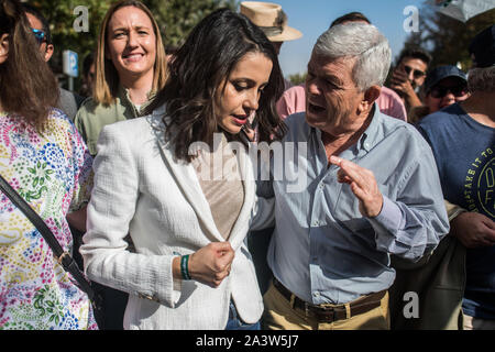 Madrid, Espagne. 10 octobre, 2019. Ines Arrimadas, de Ciudadanos partie en faveur d'une manifestation où les producteurs d'huile d'olive mars pour le ministère de l'Agriculture pour dénoncer les bas prix de l'huile d'olive et contre le tarif de 25 pour cent que l'espagnol olives et huile d'olive fera face aux États-Unis. Credit : Marcos del Mazo/Alamy Live News Banque D'Images