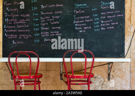 L'alimentation de rue grec menu sur tableau à l'bistro, Grèce Banque D'Images