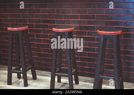 Tabourets de bar noir avec un siège rouge. Meubles de bar. L'intérieur du bar. Mobilier pour l'accueil Banque D'Images