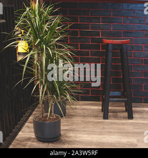 Tabourets de bar noir avec un siège rouge. Meubles de bar. L'intérieur du bar. Mobilier pour l'accueil Banque D'Images