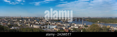 Vue panoramique sur le fleuve Dniepr Kiev et l'ukraine pont voskresensky podilsko Banque D'Images