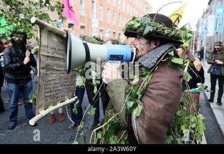 Rébellion d'extinction (XR) protestataire Oisin McNeill lit une déclaration à l'extérieur de Leinster House, Dublin, comme un 'homme' des forêts a demandé à la ministre de l'Agriculture Michael Creed pour un remodelage complet de la politique forestière en Irlande. Banque D'Images