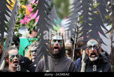 Rébellion d'extinction (XR) manifestants durant une cérémonie à Leinster House, Dublin, comme un 'homme' de la forêt pour demander au ministre de l'Agriculture Michael Creed pour un remodelage complet de la politique forestière en Irlande. Banque D'Images