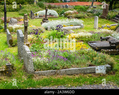 Cimetière planté de fleurs pour attirer les pollinisateurs tels que les abeilles et les papillons au St Michael's Parish Church Dundry village près de Bristol en Angleterre Somerset Banque D'Images