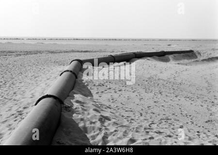 Par Landgewinnung Aufschüttung Küstengebiet von Erde im de Rotterdam, Pays-Bas 1971. Mise en valeur des terres par terre-à la région côtière de Rotterdam, Pays-Bas 1971. Banque D'Images