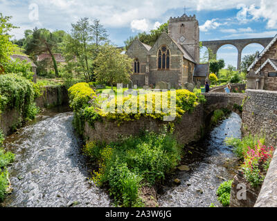 La rivière Chew avec St Thomas Becket une église et le viaduc de Pensford dans le village de Pensford près de Bath dans le Somerset UK Banque D'Images