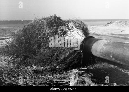 Par Landgewinnung Aufschüttung Küstengebiet von Erde im de Rotterdam, Pays-Bas 1971. Mise en valeur des terres par terre-à la région côtière de Rotterdam, Pays-Bas 1971. Banque D'Images