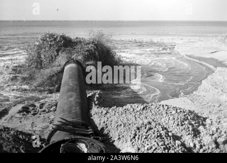 Par Landgewinnung Aufschüttung Küstengebiet von Erde im de Rotterdam, Pays-Bas 1971. Mise en valeur des terres par terre-à la région côtière de Rotterdam, Pays-Bas 1971. Banque D'Images