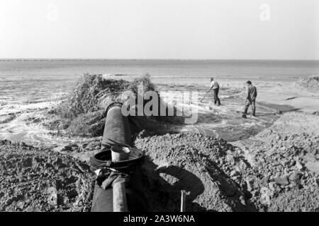 Par Landgewinnung Aufschüttung Küstengebiet von Erde im de Rotterdam, Pays-Bas 1971. Mise en valeur des terres par terre-à la région côtière de Rotterdam, Pays-Bas 1971. Banque D'Images