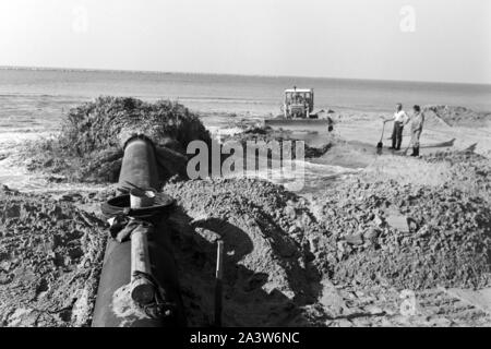 Par Landgewinnung Aufschüttung Küstengebiet von Erde im de Rotterdam, Pays-Bas 1971. Mise en valeur des terres par terre-à la région côtière de Rotterdam, Pays-Bas 1971. Banque D'Images