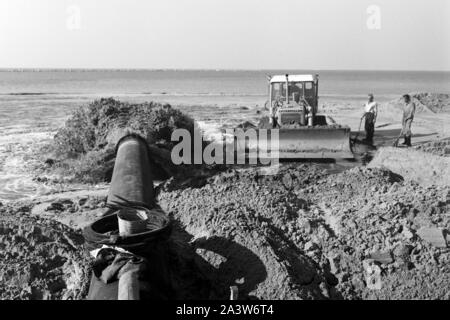 Par Landgewinnung Aufschüttung Küstengebiet von Erde im de Rotterdam, Pays-Bas 1971. Mise en valeur des terres par terre-à la région côtière de Rotterdam, Pays-Bas 1971. Banque D'Images