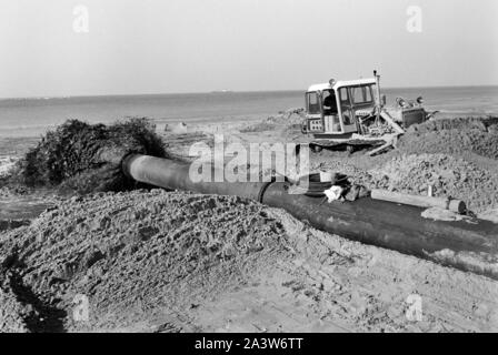 Par Landgewinnung Aufschüttung Küstengebiet von Erde im de Rotterdam, Pays-Bas 1971. Mise en valeur des terres par terre-à la région côtière de Rotterdam, Pays-Bas 1971. Banque D'Images