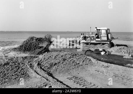 Par Landgewinnung Aufschüttung Küstengebiet von Erde im de Rotterdam, Pays-Bas 1971. Mise en valeur des terres par terre-à la région côtière de Rotterdam, Pays-Bas 1971. Banque D'Images