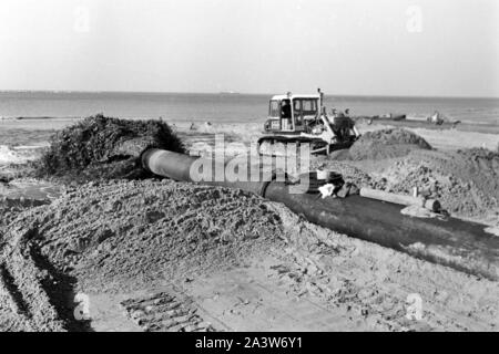 Par Landgewinnung Aufschüttung Küstengebiet von Erde im de Rotterdam, Pays-Bas 1971. Mise en valeur des terres par terre-à la région côtière de Rotterdam, Pays-Bas 1971. Banque D'Images