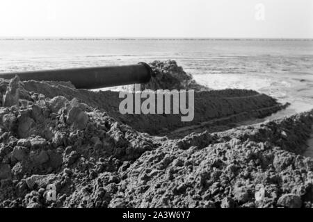 Par Landgewinnung Aufschüttung Küstengebiet von Erde im de Rotterdam, Pays-Bas 1971. Mise en valeur des terres par terre-à la région côtière de Rotterdam, Pays-Bas 1971. Banque D'Images