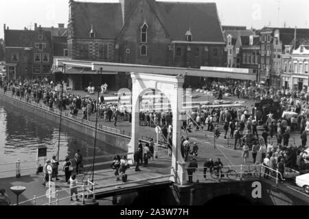 Auf dem Menschen vor der Käsemarkt Stadtwaage De Waag à Alkmaar, Pays-Bas 1971. Les gens au marché au fromage en face de la ville bâtiment peser De Waag à Alkmaar, Pays-Bas 1971. Banque D'Images